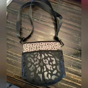 HydroJug Sleeve 73oz Leopard Print With 2 pockets & Adjustable Strap Black Tan